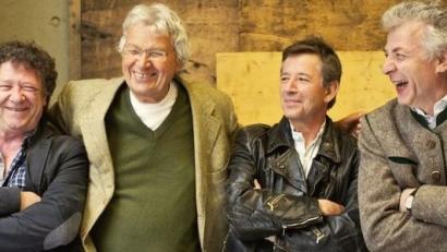 Bild: Hans Peter Hösl
Gerhard Polt (Zweiter von links) und die Well-Brüder Karl, Christoph und Michael (von links) aus´m Biermoos geben in Amberg ein Gastspiel zu Ehren Eckhard Henscheids 80. Geburtstag.