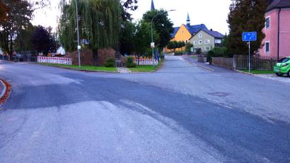 Bild: fjo
An verschiedenen Stellen im Gemeindebereich testet die Marktgemeinde ein neues Verfahren zur Behebung von Straßenschäden. Bauhof-Mitarbeiter müssen den Splitt erst noch beseitigen.