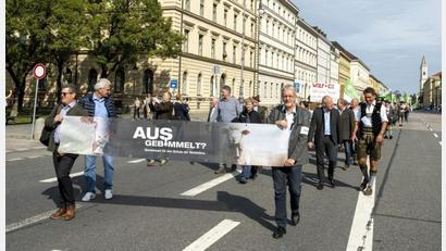 Bild: BBV/exb
Der Bayerische Bauernverband, darunter auch Landwirte aus der Region, demonstrierten in München. Sie forderten einen besseren Schutz ihrer Weidetiere vor dem Wolf.