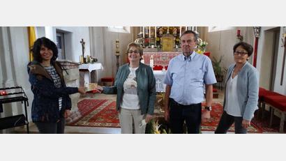 Bild: twg
Kirchenpflegerin Marina Fenzl (links) nahm erfreut die Spende von Vorsitzender Mariele Kuchenreuther entgegen. Mesner Helmut Wopperer und Ehefrau Renate (rechts) freuten sich ebenfalls.