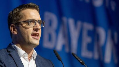 Bild: Armin Weigel
Christian Doleschal (CSU) spricht während der Landesversammlung in der Stadthalle Deggendorf. Foto: Armin Weigel/dpa