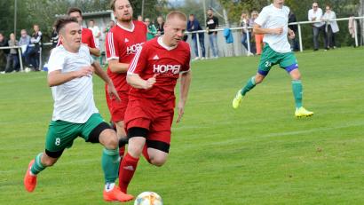 Bild: hho
Der SV Mitterteich II gewann vergangene Woche bei den Sportfreunden Kondrau mit 3:2. Das Bild zeigt den Mitterteicher Sascha Weiß (links) im Laufduell mit Florian Wenisch. Am Samstag empfängt die Landesliga-Reserve den ATSV Tirschenreuth, die Kondrauer gastieren am Sonntag bei Schlusslicht Kirchenlamitz.