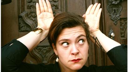 Bild: Judith Kinitz/exb
Nora-Eugenie Gomringer ist Gastgeberin des neuen Late-Night-Formats „Tinte & Terz“ im Stadttheater Amberg.