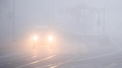 Symbolbild: Julian Stratenschulte/dpa
Trübe Suppe: Jetzt kommt es auf eine gute und funktionierende Lichtanlage an.