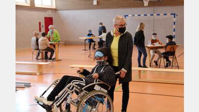 Bild: prh
Spielerisch lernen Kinder beim Schulprojekt von Beate Götz den Umgang mit Rollstuhlfahrern. 4250 Kinder an Schulen im gesamten Landkreis nahmen in fast zehn Jahren an diesem Projekttag teil.