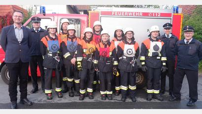 Bild: bö
Fünf Frauen und vier Männer von er Feuerwehr Ransbach zeigen bei der Prüfung eine homogene Leistung (von links): Bürgermeister Florian Junkes und Kreisbrandmeister Helmut Braun; von rechts: Kreisbrandinspektor Hubert Bloedt, Kreisbrandmeister Dominik Ernst und Kommandant Andreas Bruckmüller.