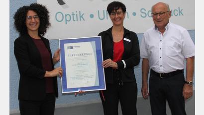 Bild: ads
Die IHK-Geschäftsstellenleiterin Amberg-Sulzbach Yvonne Schieder (von links) überreicht zum 190-jährigen Bestehen des Familienunternehmens Optik-Uhren-Schmuck Huber eine Urkunde an Gabi und Werner Huber.
