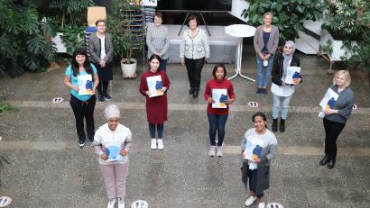 Bild: cog
Stolz auf die erbrachten Leistungen nehmen die Teilnehmerinnen des Frauen- Integrationskurses an der VHS Amberg-Sulzbach ihre Zertifikate entgegen. Zum Erfolg gratulieren Irma Axt, die Integrationsbeauftragte des Landkreises, die Dozentinnen Eva Baszak und Lydia Propp sowie Claudia Mai, die Leiterin der VHS (hintere Reihe, von links).