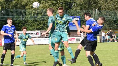 Archivbild: gb
Nach sieben Niederlagen in Folge hofft der SV Mitterteich endlich wieder auf ein Erfolgserlebnis. Am Sonntag empfangen die Stiftländer den FC Vorwärts Röslau zum Derby. Das Bild zeigt eine Szene aus dem Heimspiel gegen Forchheim mit David Dobras, Sebastian Bilz und Laurentin Göhlert (von links in den grünen Trikots).