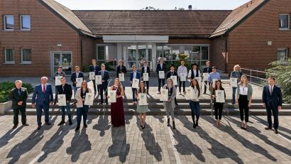 Bild: Foto Daniel/exb 
Die diesjährigen Sieger des Leistungswettbewerbs des Deutschen Handwerks auf Kammerebene wurden von HWK-Vizepräsidenten Gerhard Ulm (vorne, Zweiter von links) und Christian Läpple (vorne, links) sowie dem stellvertretende HWK-Hauptgeschäftsführer Hans Schmidt (vorne, rechts) ausgezeichnet.