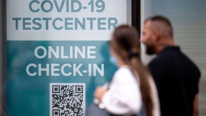 Bild: Marius Becker/dpa
Schnelltests, die Nicht-Geimpfte inzwischen häufig für den Zugang zu Restaurants oder Veranstaltungen brauchen, sind bald nicht mehr einfach für alle gratis.