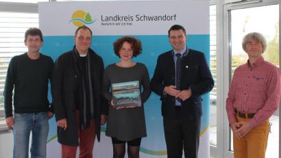 Bild: Landratsamt Schwandorf/Manuel Lischka/exb
Landrat Thomas Ebeling (Zweiter von rechts) freute sich über den Besuch der vier Musiker der Kapelle Bagatelle um Sängerin Julia Boegershausen.
(Manuel Lischka, Landratsamt Schwandorf)
