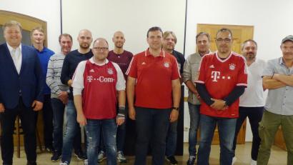 Bild: jp
Beim Bayern-Fanclub gab es Neuwahlen (von links): Bürgermeister Stefan Braun, Hubert Rubenbauer, Klaus Gebhard, Harald Hiller, Tobias Bauer, Rainer Steuerl, Jürgen Rubenbauer, Norbert Beer, Oliver König, Rainer Angermann, Christian Hondl und Sigfried Kölbl.