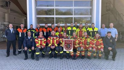 Bild: jma
Die Lehrgangsteilnehmer mit den Ausbildern sowie Kreisbrandrat Marco Saller (rechts außen).