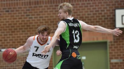 Bild: A. Schwarzmeier
Sebastian Fritsch (links) versucht an seinem Zwickauer Gegenspieler vorbeizugehen. Die Neustädter Basketballer zogen im Heimspiel am Sonntag den Kürzeren.