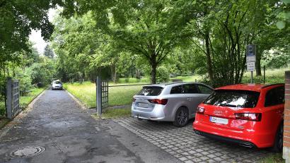 Bild: Petra Hartl
Für den Friedhof im Stadtteil Luitpoldhöhe gibt es nur zwei Parkplätze. Zudem darf mit dem Auto über das Gelände gefahren werden. Für viele Anwohner sind das untragbare Zustände.