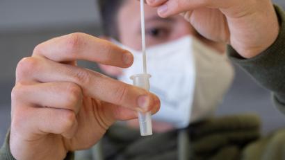 Symbolbild: Sebastian Gollnow/dpa
Immer mehr Kinder und Jugendliche stecken sich mit der Delta-Variante des Corona-Virus an. Bei Tests an Schulen und im Privatbereich werden einige Infektionen festgestellt.