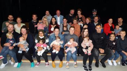 Bild: e
Die Teilnehmer bei der Begrüßungsgeldübergabe in der Turnhalle Kümmersbruck.