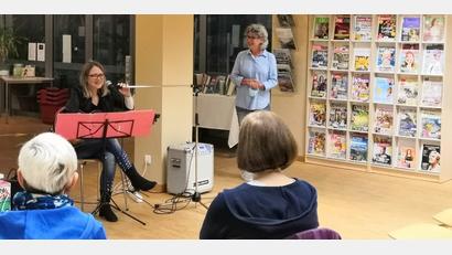 Bild: Gabi Pilz/exb
Claudia Brendler (links) las aus ihrem Buch „Die Zeitenbummlerin“ vor. Leiterin Gabi Pilz begrüßte die Gäste.