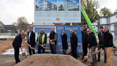 Bild: stg
In gut einem Jahr sollen die zwölf Wohnungen der Baugenossenschaft Kemnath bezugsfertig sein: Verantwortliche, Ausführende und Geldgeber vollzogen am Freitag den symbolischen Spatenstich für das 3,5-Millionen-Euro-Projekt.