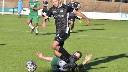Bild: Hubert Ziegler
Der zweifache Torschütze der DJK Gebenbach, Timo Kohler (vorne) wird in dieser Szene vom Abtswinder Kapitän Michael Herrmann mit einer Grätsche unsanft von den Beinen geholt.