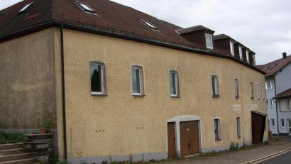 Bild: wro
Ob das Anwesen Alte Straße 11 (Bild) komplett oder teilweise abgerissen wird, war in der aktuellen Sitzung noch kein Thema. In Auftrag gaben die Gemeinderäte eine Ergänzung der vorhandenen Machbarkeitsstudie.