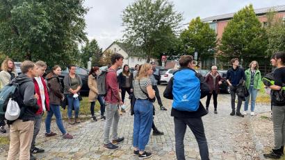 Bild: Marko Pammer/exb 
Studenten der Universität Halle-Wittenberg zu Gast in Nabburg: Hier informierten sie sich unter anderem über die Ausgrabungen im Bereich des Seyerleingartens.