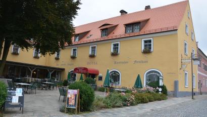 Bild: jr
Das Hotel zum ehem. Königlich Bayerischen Forsthaus steht am besten Platz der Klosterstadt Waldsassen. Einer der Hingucker ist ohne Zweifel der große Biergarten.
