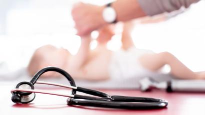 Symbolbild: Friso Gentsch/dpa
Wie ist es um die kinderärztliche Versorgung in Amberg bestellt? Eine Bürgerin beklagt, dass hiesige Kinderärzte keine Patienten mehr aufnehmen würden. Die Kassenärztliche Vereinigung Bayerns hingegen gibt Entwarnung.