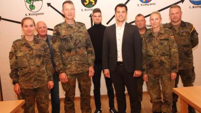 Bild: frd
Der Vorstand des Kuratoriums Soldatenheim Oberviechtach wird weiterhin von Oberstleutnant Andreas Bleek (Dritter von links) geführt, sein Stellvertreter ist Bürgermeister Rudolf Teplitzky (Vierter von rechts).