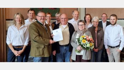 Bild: Stadt Bärnau/exb
Seit Anfang des Monats ist Josef Schabner jetzt Pensionär. Bürgermeister Alfred Stier dankte dem früheren Stadtkämmerer für die zuverlässige Arbeit für die Kommune und die Einwohner. Bei der Verabschiedung mit dabei waren auch Schabners Ehefrau Maria sowie die Kolleginnen und Kollegen aus dem Rathaus.