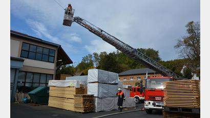 Bild: jr
Die Feuerwehr Mitterteich war mit ihrer Drehleiter vor Ort.