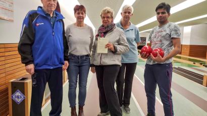 Bild: SKC Germania/exb
Vorsitzender Erich Kummer (links) ehrt Gisela Hegebart (Mitte).