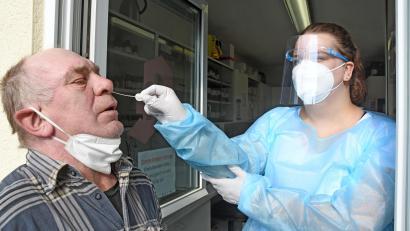 Bild: Gabi Schönberger
Lena Forster, Mitarbeiterin der Apotheke am Hammerweg, testet Richard Berl aus Weiden auf das Coronavirus.