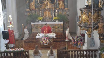 Bild: gi
Pfarrer Udo Klösel hielt den Festgottesdienst zum Übersetzungsfest in der Wieskirche mit Diakon Herbert Sturm.