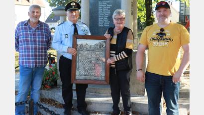 Bild: eraa
Die Gedenktafel für die Kriegsteilnehmeraus der Gemeinde Langenbruck wechselt den Besitzer (von links): Willi Zinnbauer, SKV-Vorsitzender Werner Stubenvoll, Hannelore Stoj und Alexander Stoj. Im Hintergrund das Sorghofer Ehrenmal, das einst in Haag stand.