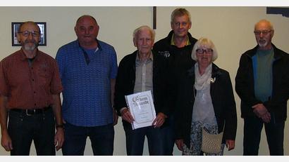 Bild: wp
Ehrungen beim VdK Lintach (von links): Zweiter Vorsitzender Wolfgang, Vorsitzender Ludwig Hirn, das neue Ehrenmitglied Philipp Schwab, Beisitzer Josef Wendl, Frauenbeauftragte Brigitte Schneider und Beisitzer Andreas Lorenz. Nicht dabei das neue Ehrenmitglied Richard Heldmann.