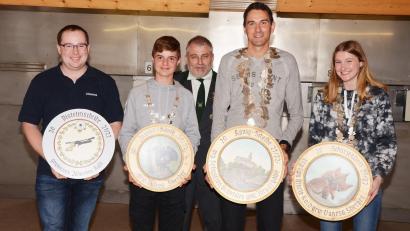 Bild: ker
Beim Bruderbund freuen sich (von links) Pistolenscheibengewinner Johannes Kolb, Jugendkönig Lukas Sperber, Schützenmeister Werner Grünthaler, Schützenkönig Jörg Grädler und Schützenliesl Vanessa Sperber.