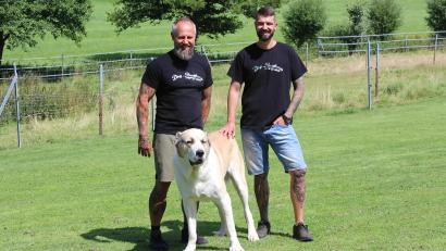 Bild: Evi Wagner
Peter Kick (links) und Johannes Stilp mit Vitali, einem Alabai (Zentralasiatischer Owtscharka). Aus dem "verschmusten Teddybär" aus dem Tierschutz wurde ein 90 Kilo schwerer Herdenschutzhund. Bei den "Dog Brothers" hat er nun ein artgerechtes Zuhause gefunden.