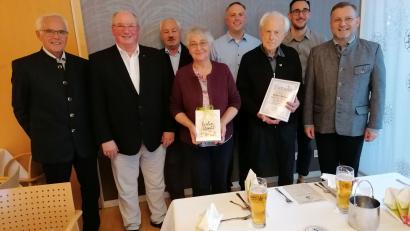 Bild: Koller/exb
Mitglieder des Konsiliums mit (von links) Ehrensodale Franz Meier, Präfekt Michael Koller, Assistent Bernhard Koller, Gattin Brigitte Hirmer, Assistent Christoph Halmich, Jubilar Erhard Hirmer, Schriftführer Oliver Weiß und Zentralpräses Markus Brunner.