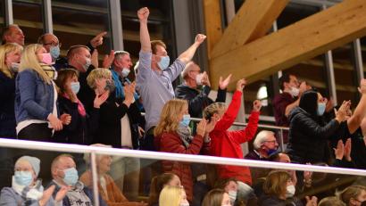 Bild: exb
Völlig aus dem Häuschen: Die Handballfans in Schwarzenfeld. Wegen des spannenden Spiels und auch wegen der langen Zeit, in der sie auf dieses Handballerlebnis warten mussten.