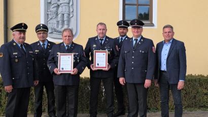 Bild: tkr
Den Geehrten Alfred Zinnbauer und Bernhard Neuber (mit Urkunden) gratulierten Kreisbrandinspektor Richard Fleck, der Ehrenvorsitzende des Kreisfeuerwehrverbands, Siegfried Hammerer (von links), sowie Kommandant Andreas Brandstätter, Vorsitzender Adolf Hammer und Bürgermeister Norbert Eckl.