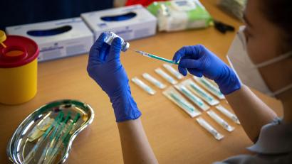 Symbolbild: Peter Kneffel/dpa
An Impfstoff ist kein Mangel mehr. Impfwillige sind weiterhin an der Basis in Waldsassen willkommen, ebenso in den Arztpraxen.