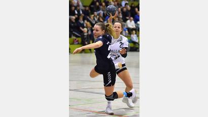 Archivbild: af
Carina Czichon (links/Szene aus einem früheren Spiel gegen Weiden) war für die HSG in Ingolstadt mit sechs Treffern die beste Torschützin.
