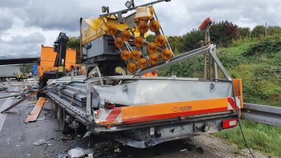 Bild: vifogra
Der Lastwagenfahrer ist auf ein Fahrzeug der Autobahnmeisterei aufgefahren.