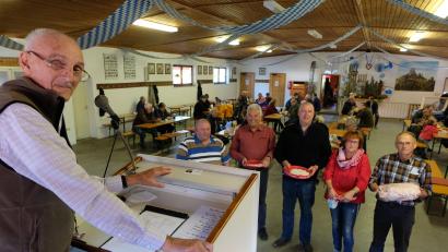 Bild: le
Die Losverkäufer und Marktleiter hatten beim Oktoberfestmarkt am Sonntag in der Kleintierhalle alle Hände voll zu tun.