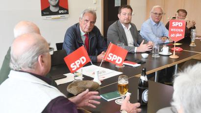 Bild: Gabi Schönberger
Bundestagsabgeordneter Uli Grötsch (Mitte) steht beim "politischen Frühschoppen" der "SPD AG 60plus" Rede und Antwort.