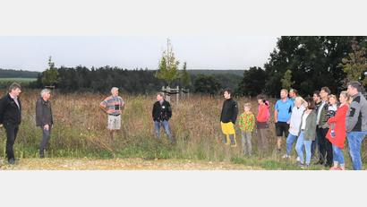 Bild: sche
Die Neubürger im Baugebiet Aschach-Ost lassen sich von Diplom-Forstwirt Rudolf Leitl (Dritter von links) die neu angelegte Streuobstwiese erläutern.