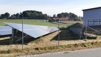 Bild: Portner
Der Stadtrat sprach sich in der Juli-Sitzung für eine zusätzliche Freiflächen-Photovoltaikanlage (Bildmitte, auf der Wiese in Richtung Ortschaft) mit Erweiterung des Industriegebiets West an der Bundesstraße 22 aus.