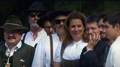 Screenshot: eg
Der Bärnauer Bürgermeister Alfred Stier (links) war am Samstag in der Sendung „Verstehen Sie Spaß“ zu sehen. Er war maßgeblich daran beteiligt, den Schauspieler Fritz Karl (Dritter von rechts) hinters Licht zu führen.